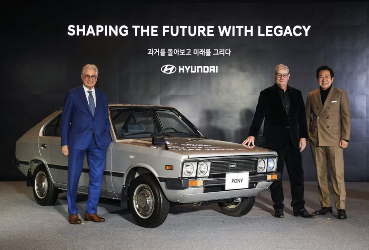 Na fotografii vľavo dizajnér Giorgetto Giugiaro, vpravo Luc Donckerwolke a SangYup Lee z Hyundai.