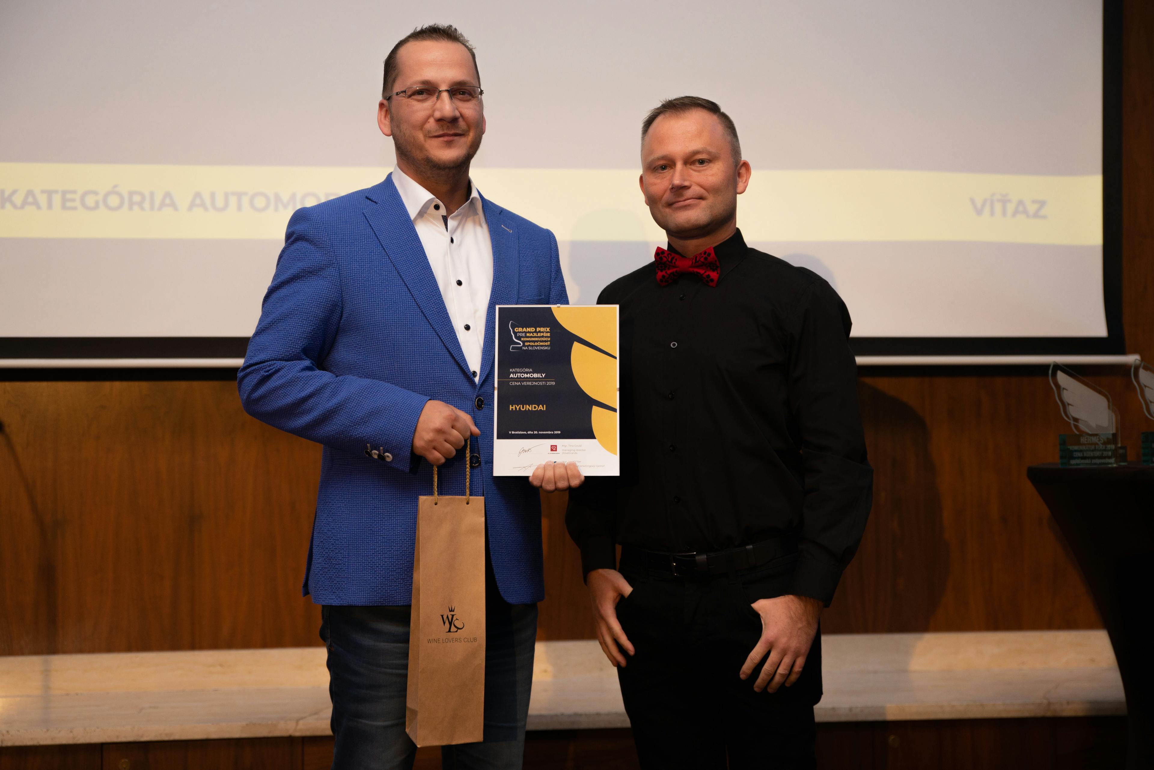 ocenenie v ankete hermes komunikátor roka 2019 prevzal marek kopča, marketing a pr manažér hyundai motor slovakia (na fotografii vľavo).