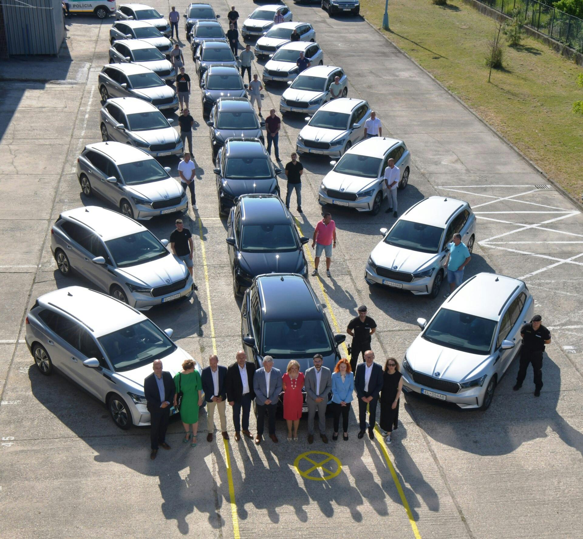 Najväčšiu flotilu elektrických vozidiel v štátnej správe na Slovensku bude tvoriť 83 áut Škoda Enyaq