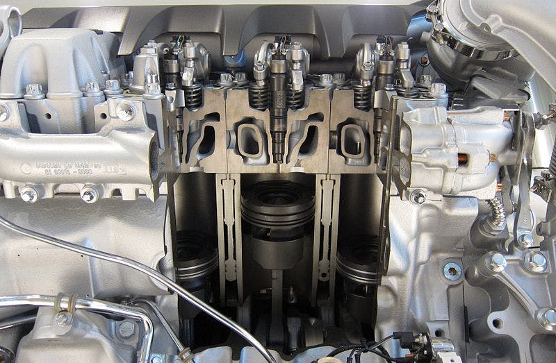 Prierez dieselového V8 motora