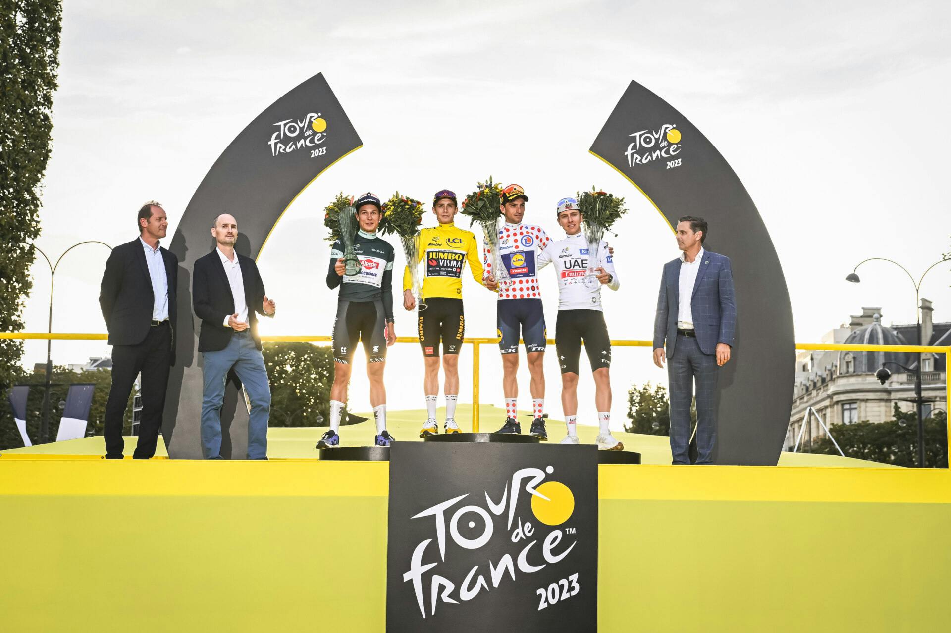 Maskovaný Superb Combi doviedol víťaza do cieľa Tour de France, Jonas Vingegaard prevzal trofej navrhnutú tímom Škoda Design
