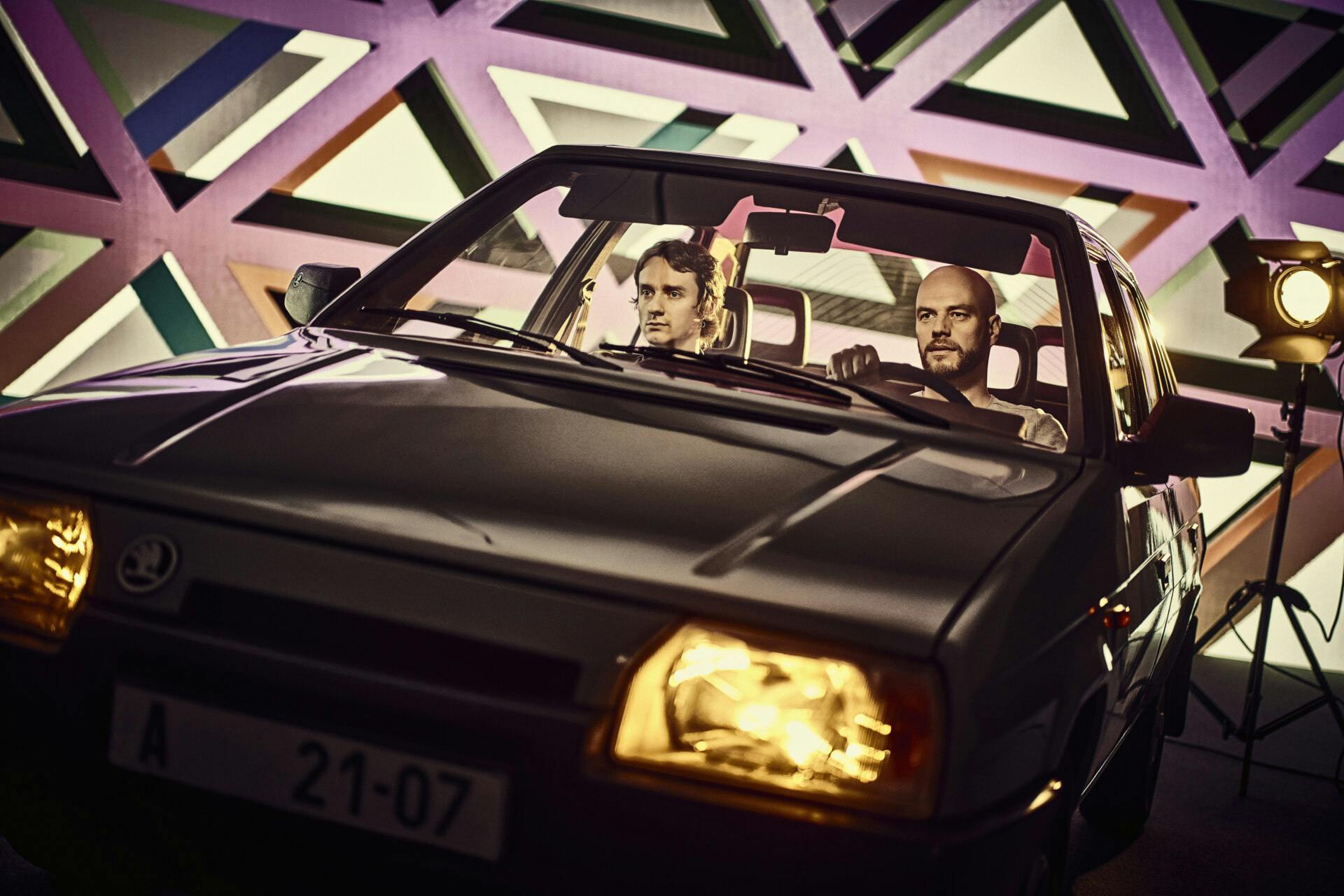 Dizajnéri Peter Olah a Boris Kovalík pripravili špeciálne limitované grafiky pri príležitosti 30. výročia Škoda Auto Slovensko