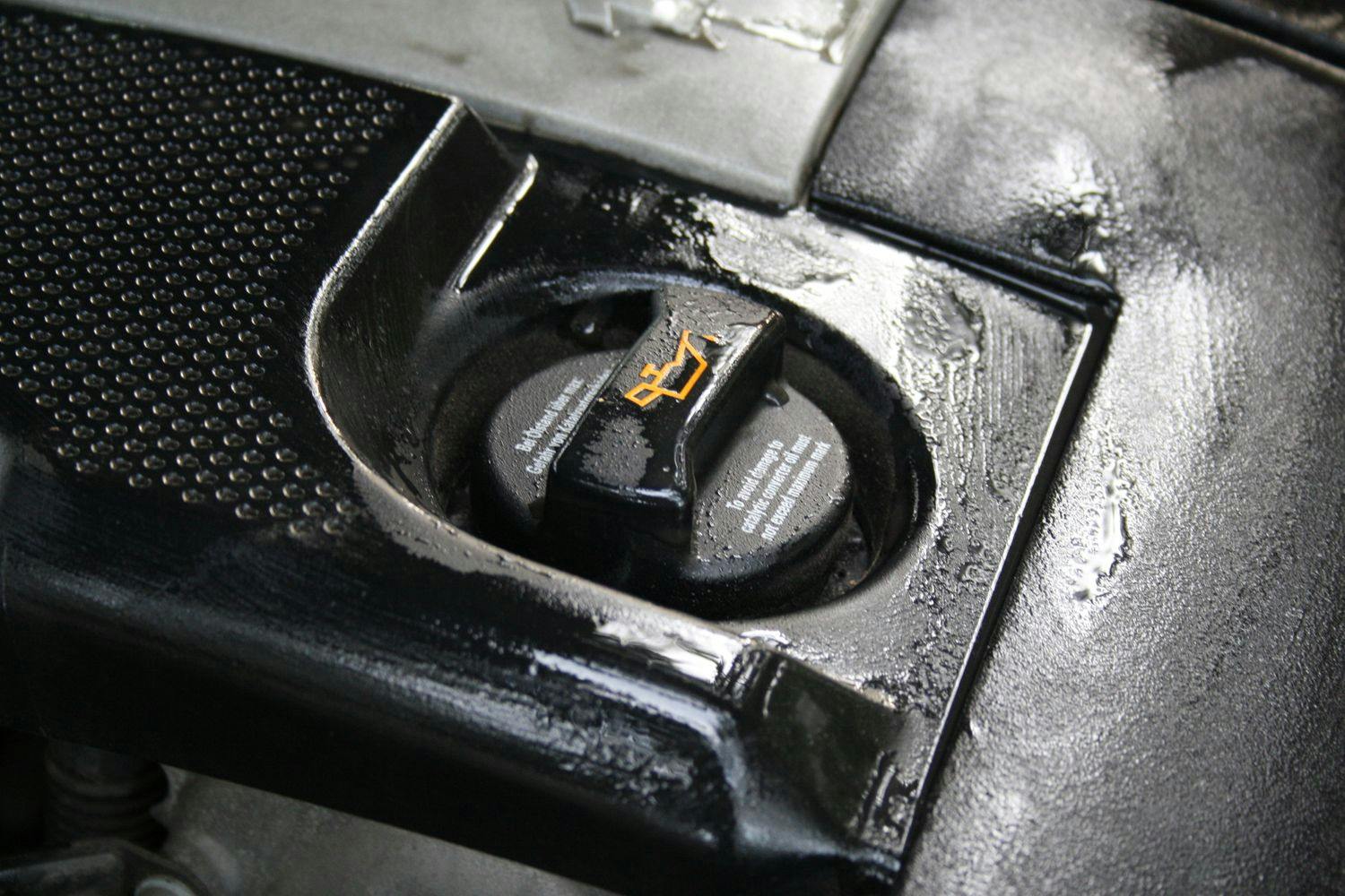 Víčko nádržky pro výměnu oleje v motoru 1,2 HTP ve Škodě Fabia I.