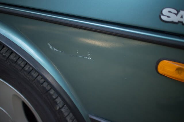 Poškodený lak na aute