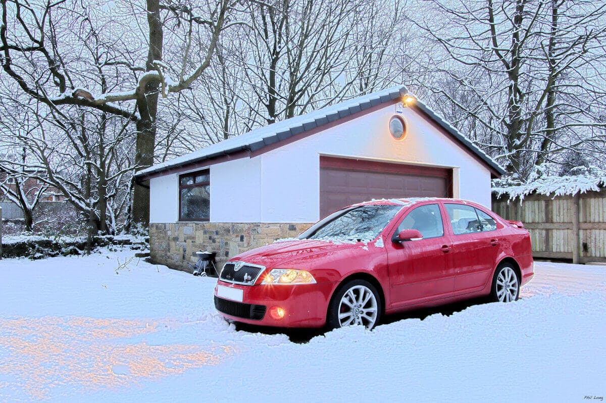 Auto na snehu