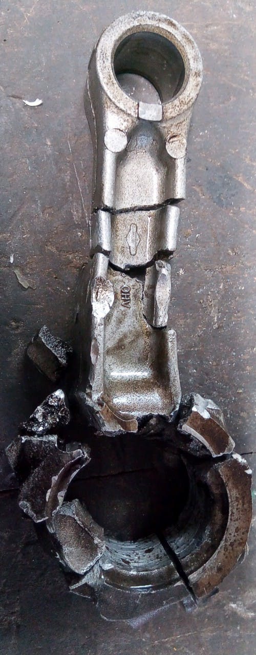 Hliníková ojnica pre 4-taktný motor, zničená v dôsledku únavy materiálu a následného nárazu do kľukového hriadeľa