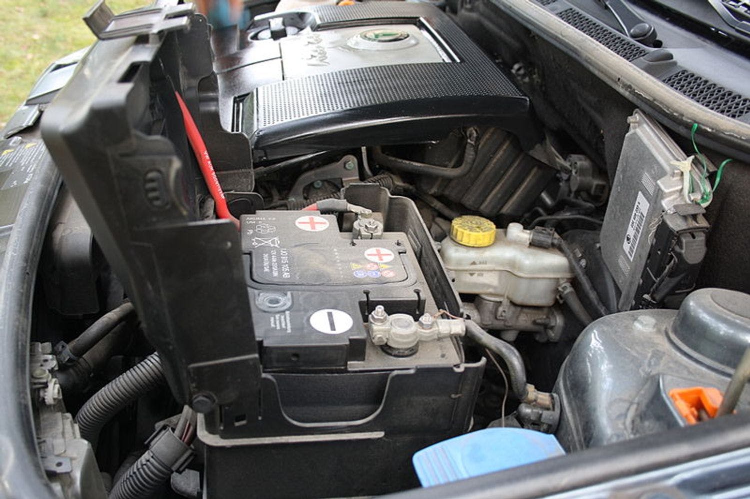 otevřená automobilová baterie v motoru 1,2 htp ve škodě fabia i.