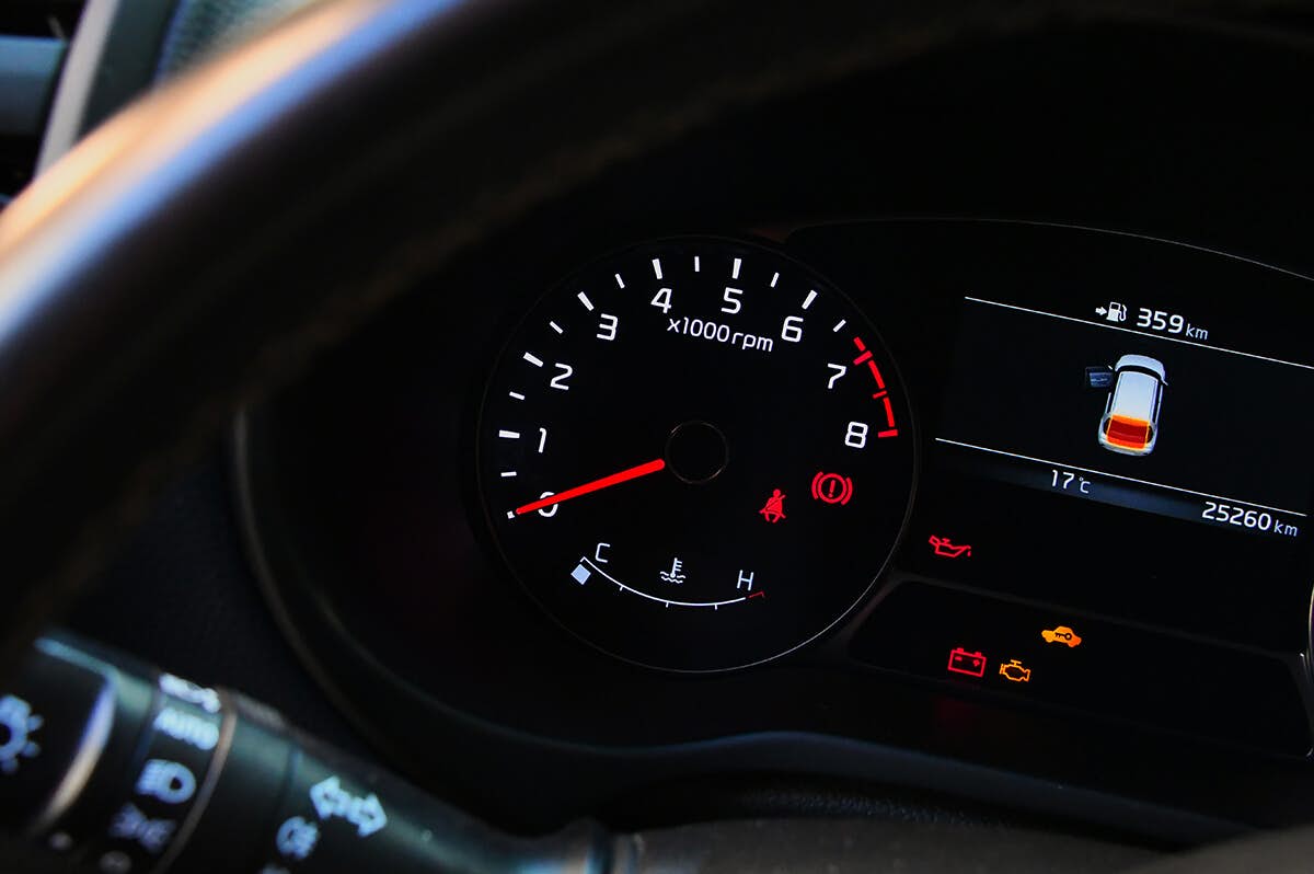 Červené kontrolky v aute: Čo robiť, keď zasvietia?