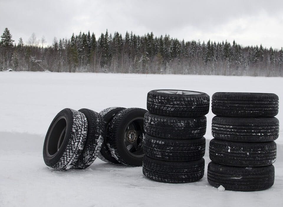 Týchto osem mýtov o zimných pneumatikách by si mal poznať skôr ako prezuješ pneumatiky na svojom aute