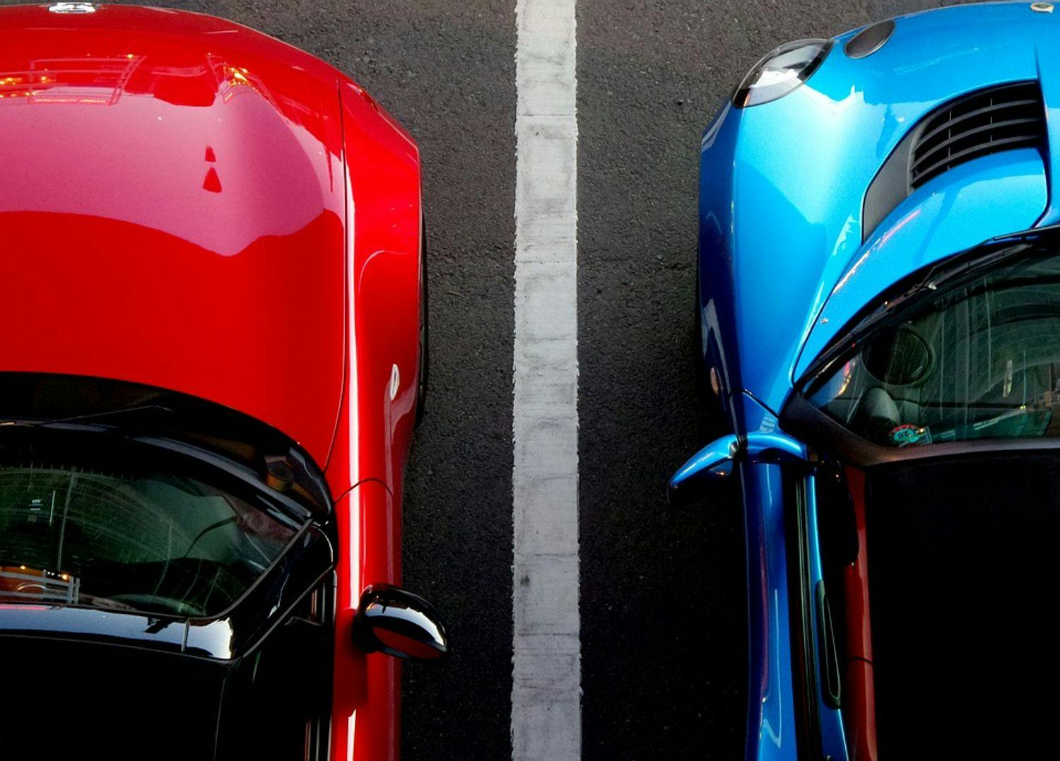 Červené a modré auto