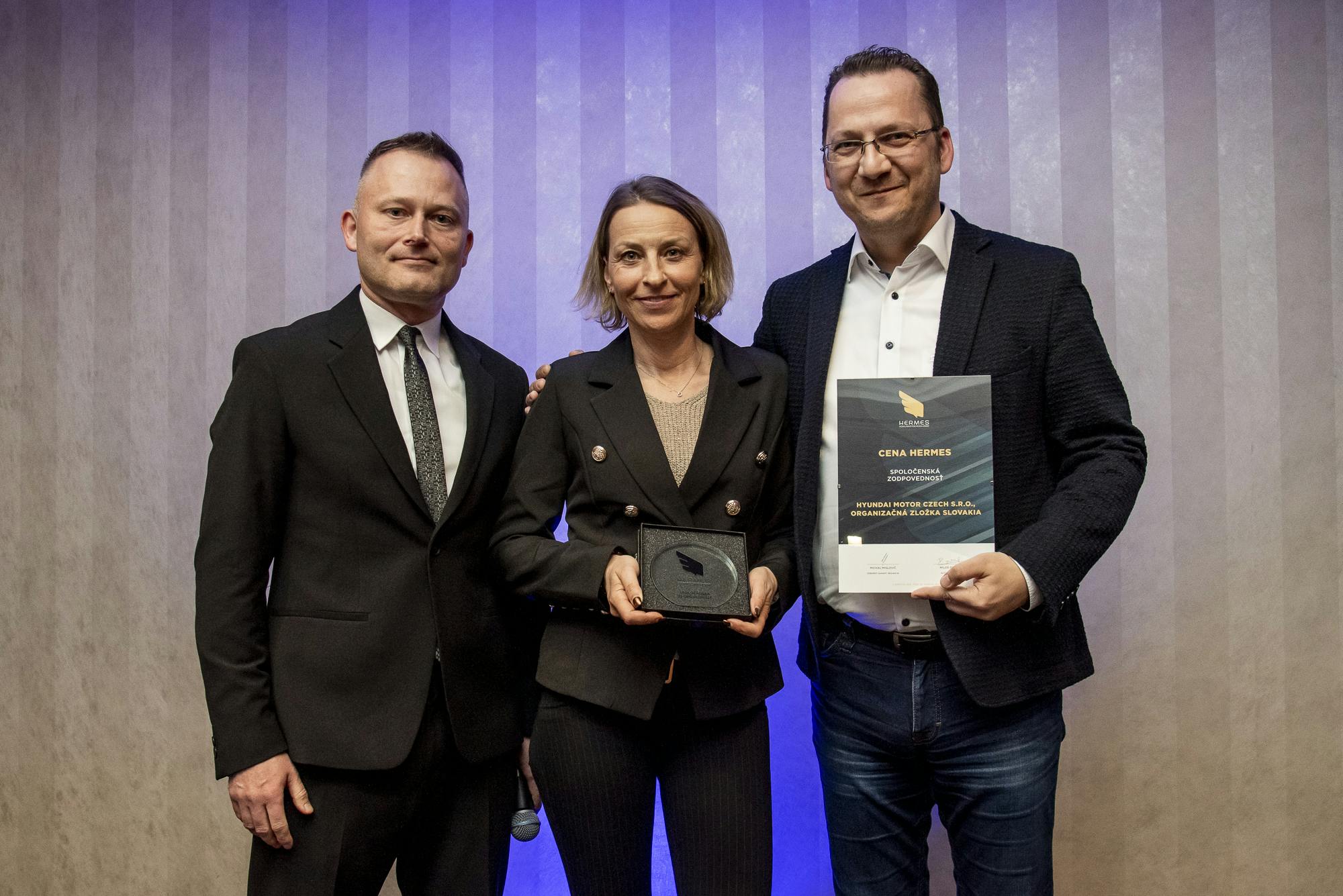 Ceny HERMES pre najlepšie komunikujúcu automobilku roka 2022 prevzali za Hyundai Motor Slovakia marketingová špecialistka Lucia Hrašnová (uprostred) a šéf marketingu a PR Marek Kopča (vpravo).