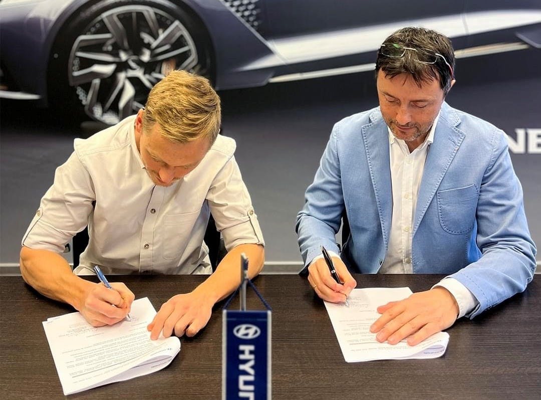 Robert Baumgartner, generálny riaditeľ Hyundai Slovensko, a Maťo Homola, úradujúci šampión TCR Eastern Europe