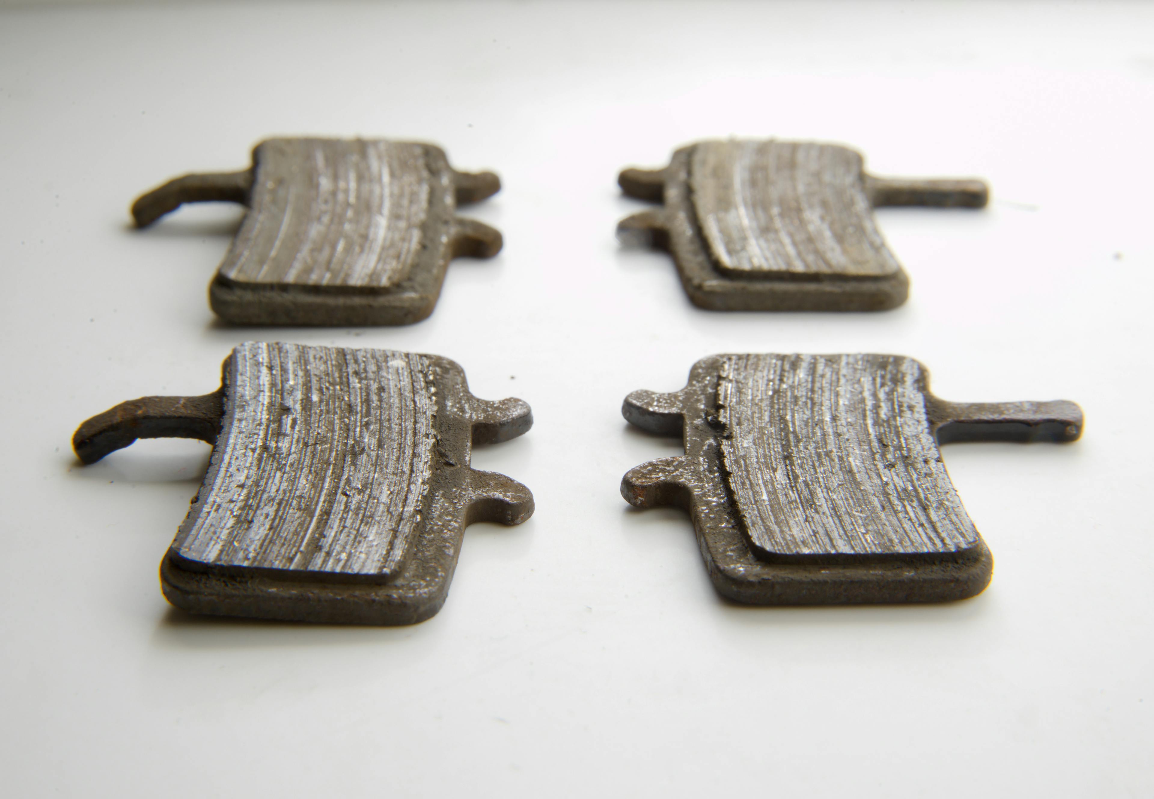 Opotrebované kovové brzdové platničky