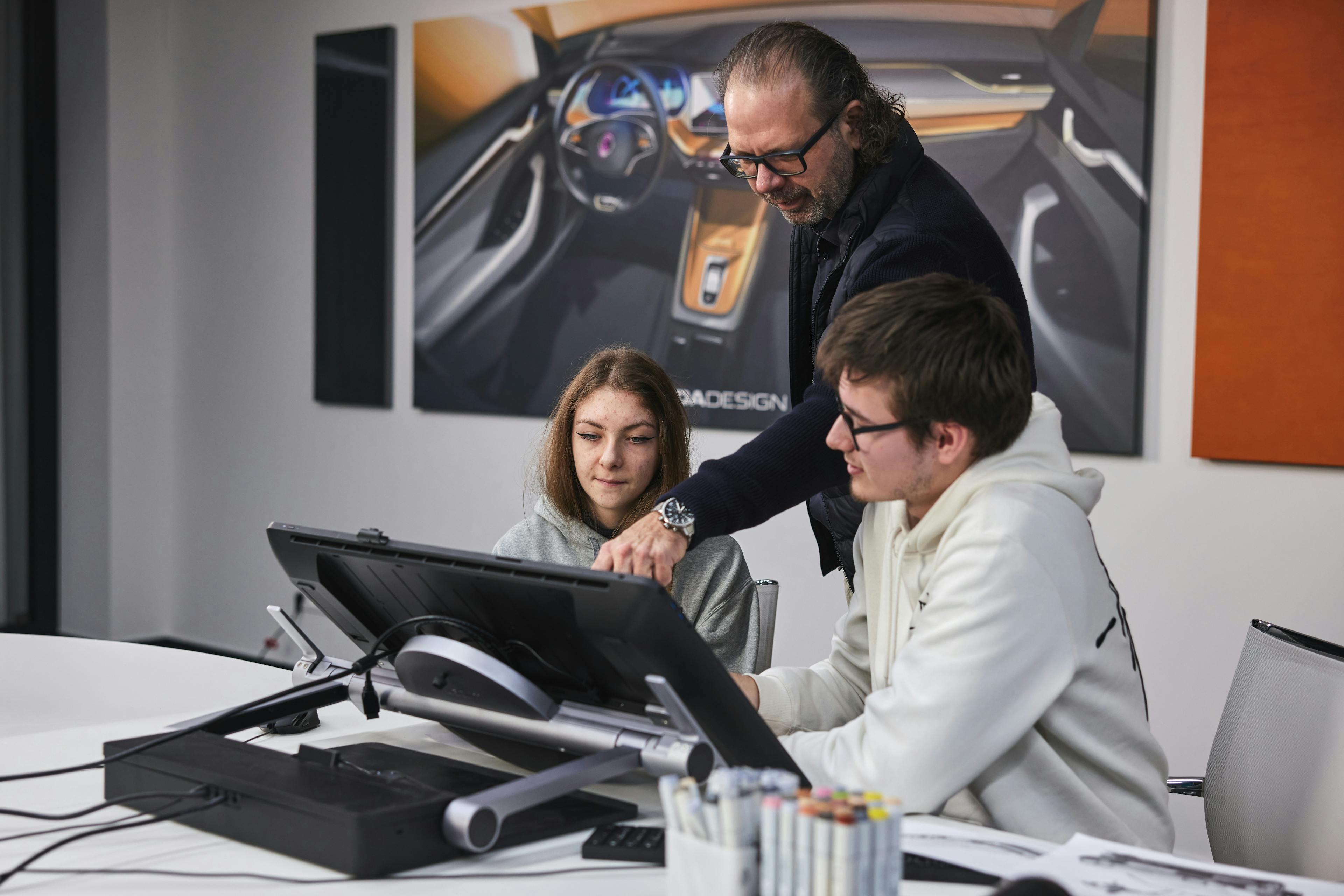 V spolupráci s hlavným dizajnérom značky Škoda Oliverom Stefanim a jeho tímom študenti najskôr vytvoria návrhy exteriéru a interiéru vysnívaného vozidla, ktoré následne sami vyrobia, a to od prvotného dizajnového návrhu až po hotový produkt.
